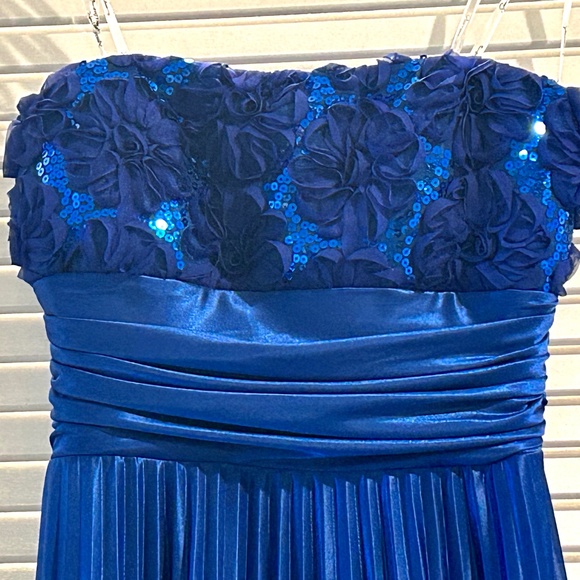 Dress - Picture 3 of 6